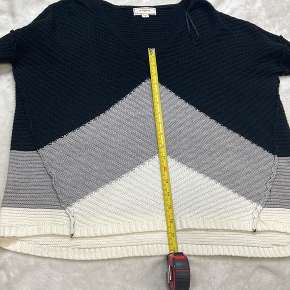 Woman’s High-low  Sweater - Picture 8 of 8